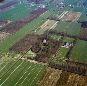 842227 Luchtfoto van de woontoren Weerdesteyn met omliggend park (Weerdesteynselaan 1) te Langbroek, vanuit het zuidwesten.